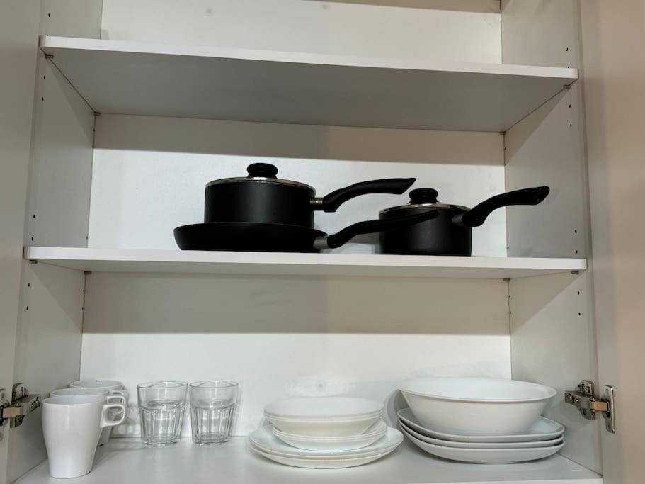 1 Bd With Kitchenette - 3 Apartment *